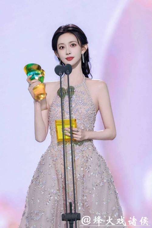 孟子义星光大赏摔出好身材！黑色礼服崩开瞬间，直男：这跤摔得值