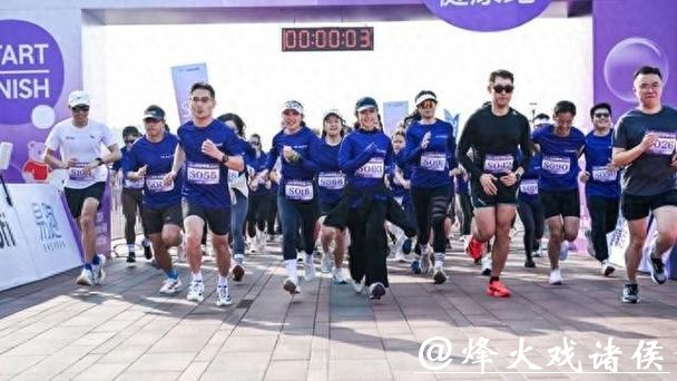 数百名跑者穿梭于浦东新区现代化的天际线下,“好好呼吸” 健康跑落幕 数百名跑者穿梭于浦东新区现代化的天际线下,“好好呼吸” 健康跑落幕